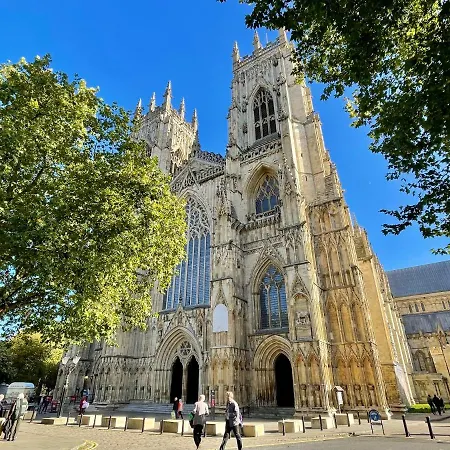 Clifford's Reach At Bluebridge Court With Free Parking *