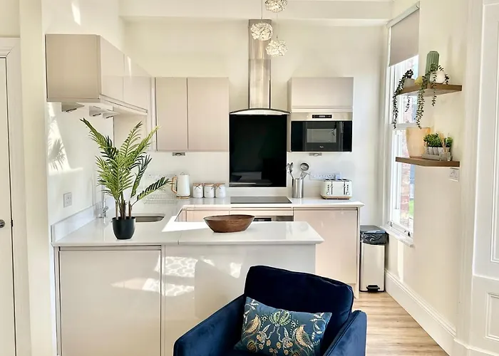 Clifford's Reach At Bluebridge Court With Free Parking *