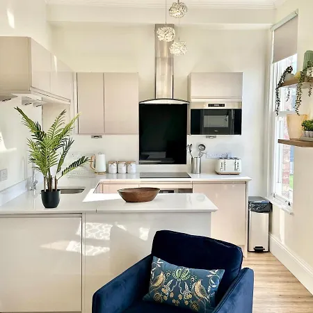 Clifford's Reach At Bluebridge Court With Free Parking *