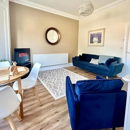 Clifford's Reach At Bluebridge Court With Free Parking Apartment