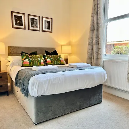 Clifford's Reach At Bluebridge Court With Free Parking